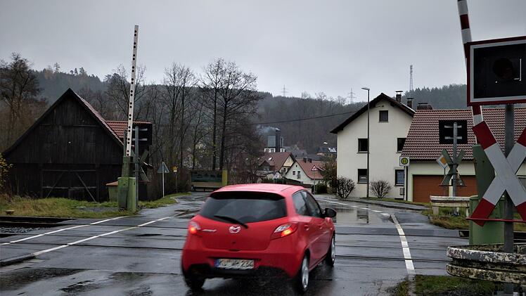 Der Bahnübergang wurde vor wenigen Tagen saniert und mit einer kleinen Anhöhung versehen, so dass die Fahrzeuge jetzt langsamer fahren.Werner Reißaus