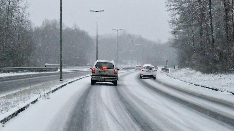 Autofahrer mussten aufpassen, da die Fahrbahnen gefährlich glatt wurden. Foto: Ronald Rinklef