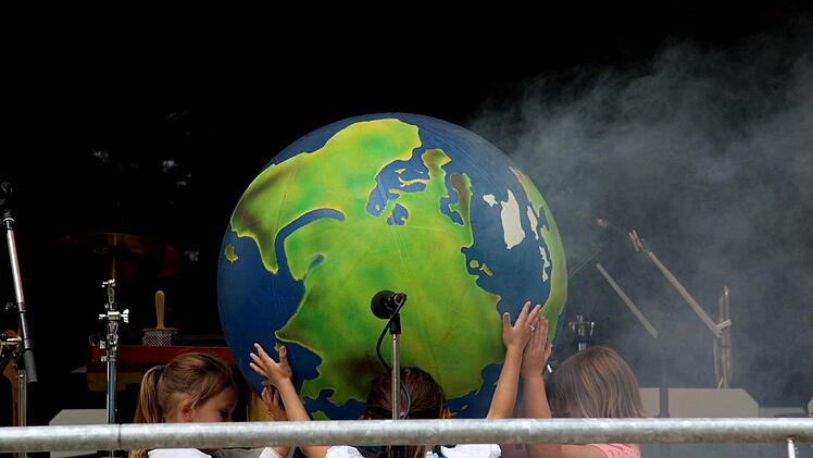 Die Montessori-Kinder präsentierten die Welt auf der Bühne.  Foto: Richard Sänger