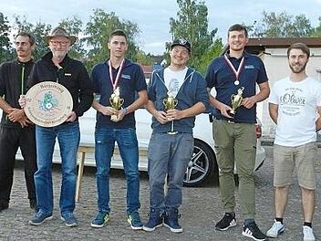 Der Bürgerkönig und die Einzelsieger (von links nach rechts): Sportleiter Bogen Tobias Müller; Bürgerkönig Peter Müller; Einzelsieger Dominik Büttner; Thomas Hauck (Platz 2); Chris Hauck (Platz 3); Sportleiter Luftgewehr und Luftpistole Detlef Bartesch. Foto: Gerold Snater