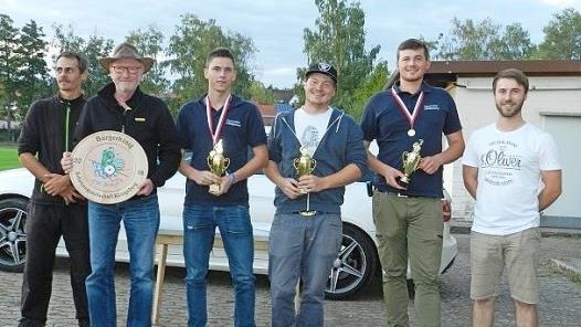 Der Bürgerkönig und die Einzelsieger (von links nach rechts): Sportleiter Bogen Tobias Müller; Bürgerkönig Peter Müller; Einzelsieger Dominik Büttner; Thomas Hauck (Platz 2); Chris Hauck (Platz 3); Sportleiter Luftgewehr und Luftpistole Detlef Bartesch. Foto: Gerold Snater