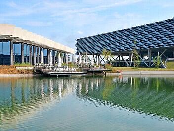 Der Radweg nach Erlangen führt durch die World of Sports von Adidas direkt am neuen See vorbei.  Fotos: Bernhard Panzer