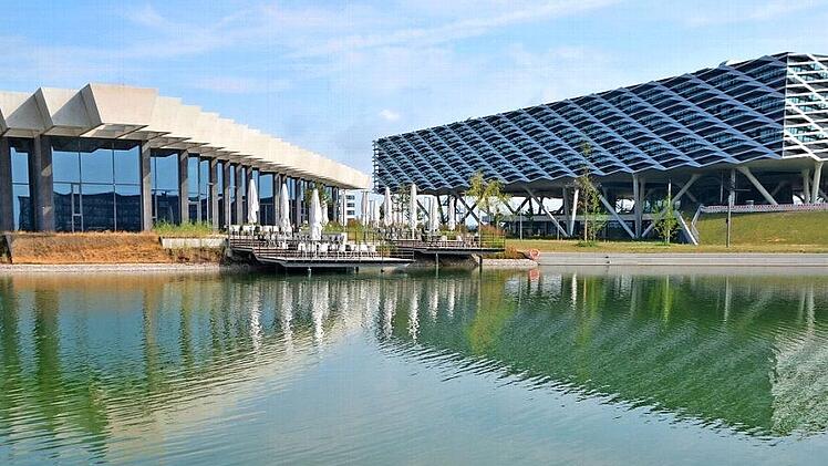 Der Radweg nach Erlangen führt durch die World of Sports von Adidas direkt am neuen See vorbei.  Fotos: Bernhard Panzer