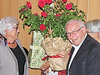 "Motoren" an der Spitze der Rheumaliga, AG Ebern: Elisabeth Sauer und Herbert Sauer (von links) wurden f&uuml;r ihr Engagement mit Pr&auml;senten bedacht.  Fotos: Helmut Will