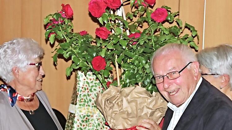 "Motoren" an der Spitze der Rheumaliga, AG Ebern: Elisabeth Sauer und Herbert Sauer (von links) wurden f&uuml;r ihr Engagement mit Pr&auml;senten bedacht.  Fotos: Helmut Will