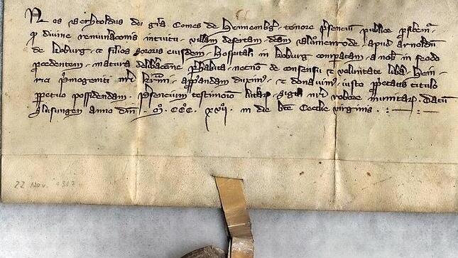 Die älteste Urkunde im Coburger Stadtarchiv wurde am 22. November 1317 in Schleusingen ausgefertigt: "Graf Berthold von Hennenberg (!) schenkt dem Spital zu Koburg das bisher dem Arnold von Koburg und seinem Neffen zu Lehen gegebene wüste Dorf Blumenrode", lautet die Beschreibung im Archivführer. 