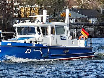 Auto landet im Kreis Kitzingen im Main