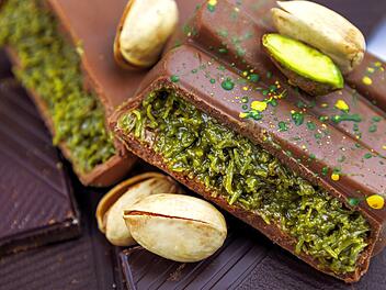 Dubai Schokolade Tafel mit grünem Kadayif und Pistazienceme mit Pistaziennüssen, Nahaufnahme
