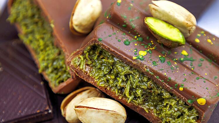 Dubai Schokolade Tafel mit grünem Kadayif und Pistazienceme mit Pistaziennüssen, Nahaufnahme