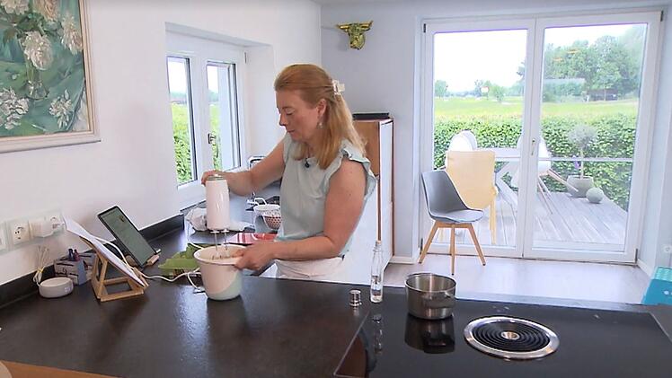 In Übersee am Chiemsee hat Doris (42) einen herrlichen Ausblick aus ihrer Küche.