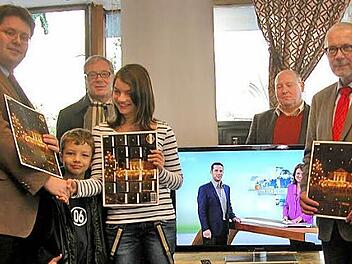 Gewinnerinnen - und ihre kleinen Brüder - sind immer glücklich: Hannah Lutz bekam jetzt von Lions-Präsident Dr. Markus Rossmann den Hauptgewinn der Adventskalenderaktion, einen großen Flachbildschirmfernseher. Ihr gratulierten auch (von links) die Ex-Präsidenten Enno Piening, Wolfgang Wurster und Frank Kubitza. Foto: Thomas Ahnert