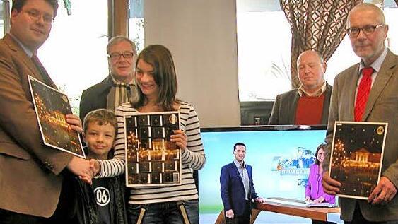 Gewinnerinnen - und ihre kleinen Brüder - sind immer glücklich: Hannah Lutz bekam jetzt von Lions-Präsident Dr. Markus Rossmann den Hauptgewinn der Adventskalenderaktion, einen großen Flachbildschirmfernseher. Ihr gratulierten auch (von links) die Ex-Präsidenten Enno Piening, Wolfgang Wurster und Frank Kubitza. Foto: Thomas Ahnert
