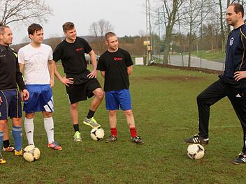 Spielertrainer Markus Henneberger (rechts) und die Fußballer der Sportfreunde Unterpreppach sind nach ihrem Erfolg im Spitzenspiel gegen den TSV Bad Rodach bester Laune.