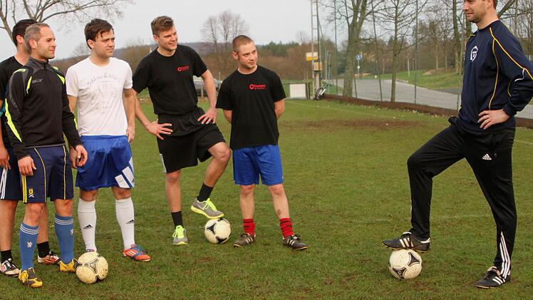 Spielertrainer Markus Henneberger (rechts) und die Fußballer der Sportfreunde Unterpreppach sind nach ihrem Erfolg im Spitzenspiel gegen den TSV Bad Rodach bester Laune.