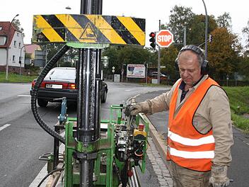 Fritz Felsner von TÜV Rheinland/LGA hat an acht Stellen rund um die Garitzer Kreuzung Rammkern-Bohrproben entnommen. Sie bilden die Grundlage für die weitere Planung. Fotos: Ralf Ruppert