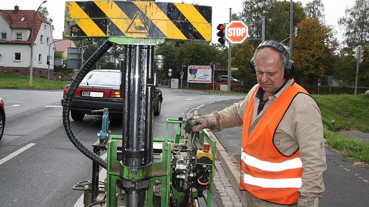 Fritz Felsner von TÜV Rheinland/LGA hat an acht Stellen rund um die Garitzer Kreuzung Rammkern-Bohrproben entnommen. Sie bilden die Grundlage für die weitere Planung. Fotos: Ralf Ruppert