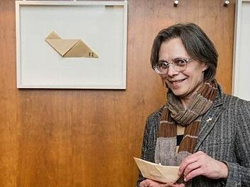 Mia Hochrein vor ihren Arbeiten im Thüringer Landtag. Foto: Marcel Krummrich