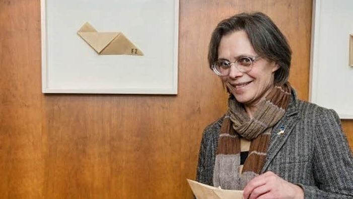 Mia Hochrein vor ihren Arbeiten im Thüringer Landtag. Foto: Marcel Krummrich