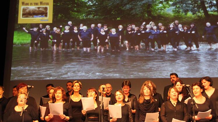 "Wade In The Water" heißt das neue Album des "Mainline Gospel Chores". Für das neue Pressefoto taucht die Singgemeinschaft knietief ins Wasser, beim Weihnachtskonzert in die schwarze Musik ein. Foto: Stephan Stöckel