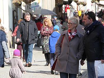 Das schöne Wetter lockte zahlreiche Besucher zum Frühlingsmarkt nach Bad Brückenau. Foto: Ulrike Müller