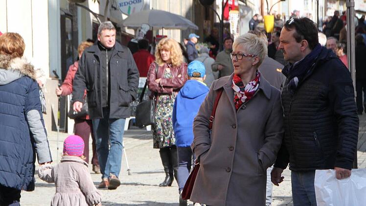 Das schöne Wetter lockte zahlreiche Besucher zum Frühlingsmarkt nach Bad Brückenau. Foto: Ulrike Müller