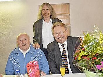 Pater Helmut Haagen (stehend) und Bürgermeister Hans Pietz (rechts) gratulierten Ludwig Scherbel zum 90. Geburtstag. Foto: K.- H. Hofmann
