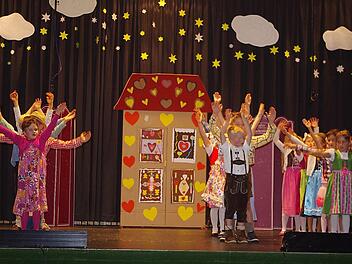 Die Klasse 2 tanzte zum Klassiker "Puppet On A String". Foto: Heike Schülein