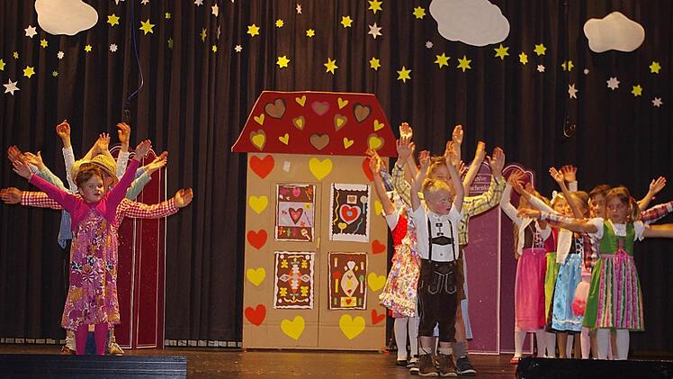 Die Klasse 2 tanzte zum Klassiker "Puppet On A String". Foto: Heike Schülein