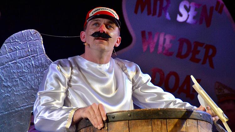 Engel Aloisius in der Bütt, dargestellt vom "Steinacher Schlappmaul" Andreas Freibott. Foto: Kathrin Kupka-Hahn