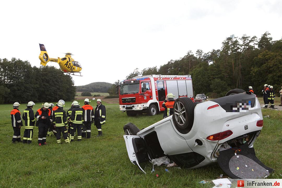 Pkw landet bei Kemmathen auf dem Dach