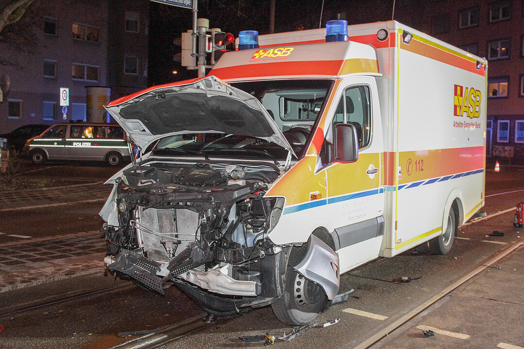 Nürnberg: Rettungswagen kollidiert bei Einsatzfahrt mit Auto – zwei Verletzte
