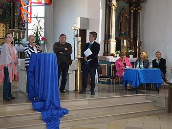 Podiumsdiskussion Podiumsdiskussion in der Riedenberger Kirche zum Thema "Erziehung im  Spannungsfeld zwischen christlichen Werten und Lebenswirklichkeiten".  Zeitzeugen berichteten über ihre Prägungen durch gelungenen Jugendarbeit  in den 1960 bis 1990er Jahren. Das Bild zeit von links: Christina Morell  (90er Jahre Technogottesdienste),  Annelore Heublein (60er Jahre  aufblühende Jugendarbeit mit dem ortsansässigen Kuraten),  Martin  Schneider (70/80er Jahre Kolping - Verbandsarbeit), Mode...