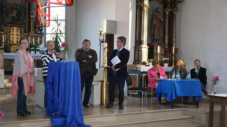 Podiumsdiskussion Podiumsdiskussion in der Riedenberger Kirche zum Thema "Erziehung im  Spannungsfeld zwischen christlichen Werten und Lebenswirklichkeiten".  Zeitzeugen berichteten über ihre Prägungen durch gelungenen Jugendarbeit  in den 1960 bis 1990er Jahren. Das Bild zeit von links: Christina Morell  (90er Jahre Technogottesdienste),  Annelore Heublein (60er Jahre  aufblühende Jugendarbeit mit dem ortsansässigen Kuraten),  Martin  Schneider (70/80er Jahre Kolping - Verbandsarbeit), Mode...