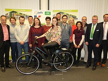 Die Gemeinschaftsinitiative "Mit dem Rad zur Arbeit" von AOK und ADFC ging mit der Preisverleihung in die letzte Runde. Lisa Vogel (vorne in der Mitte)  ist die Gewinnerin des lokalen Hauptpreises, ein Fahrrad im Wert von 750 Euro. Foto: Desombre