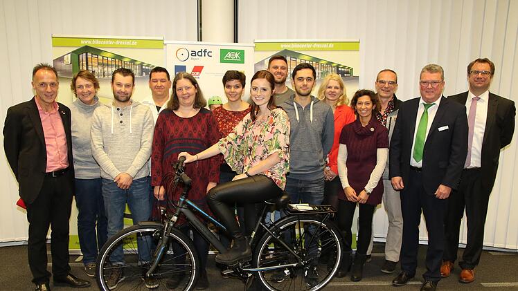 Die Gemeinschaftsinitiative "Mit dem Rad zur Arbeit" von AOK und ADFC ging mit der Preisverleihung in die letzte Runde. Lisa Vogel (vorne in der Mitte)  ist die Gewinnerin des lokalen Hauptpreises, ein Fahrrad im Wert von 750 Euro. Foto: Desombre