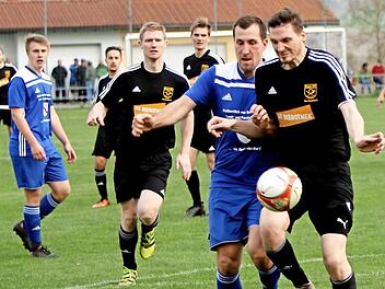 Der Bamberger Florian Weininger (rechts) hält den Rentweinsdorfer Spielertrainer Sebastian Derra in Schach.  Foto: Günther Geiling