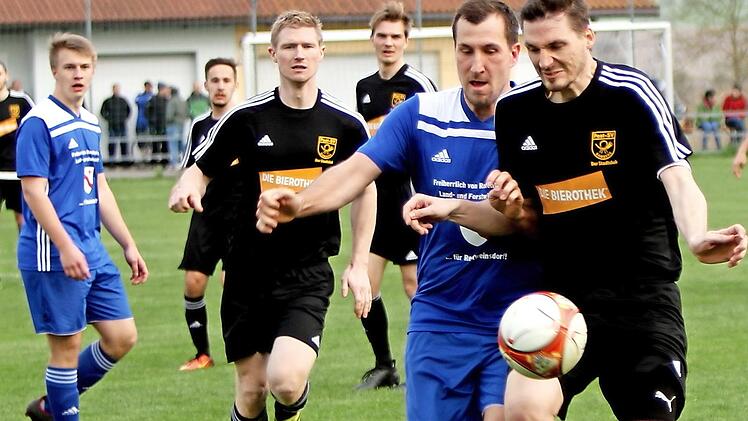 Der Bamberger Florian Weininger (rechts) hält den Rentweinsdorfer Spielertrainer Sebastian Derra in Schach.  Foto: Günther Geiling