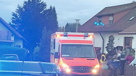 Polizei, Feuerwehr und Rettungsdienst mussten am Freitagabend nach Unterpreppach ausrücken. In einem Mehrfamilienhaus (hinten, rechts) war es zu starker Rauchentwicklung gekommen. Fotos: Michael Will/BRK