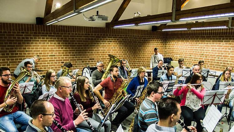 In der Region gibt es viele leistungsfähige Blasorchester - vom Musikverein Beiersdorf über die Blaskapelle Meeder bis zum Musikverein Stadt Rödental (Foto, bei der Probenarbeit). Der  Nordbayerische Musikbund hat nun angeregt, ein "Stadt-Kreis-Orchester Coburg" zu gründen - mit finanzieller Unterstützung des Landeskreises.Foto: Archiv/Jochen Berger