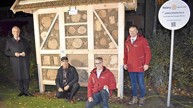 Joachim Herrmann, Dieter Erhard, Reiner Stengel und Detlev Troll (v. l.) mit dem "XXL"-Insektenhotel Foto: privat