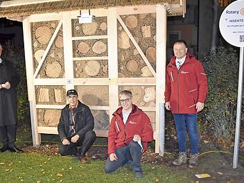 Joachim Herrmann, Dieter Erhard, Reiner Stengel und Detlev Troll (v. l.) mit dem "XXL"-Insektenhotel Foto: privat