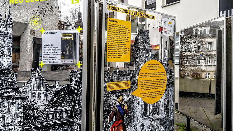 Die Spiegel- und Geschichtsinstallation an der Mauer