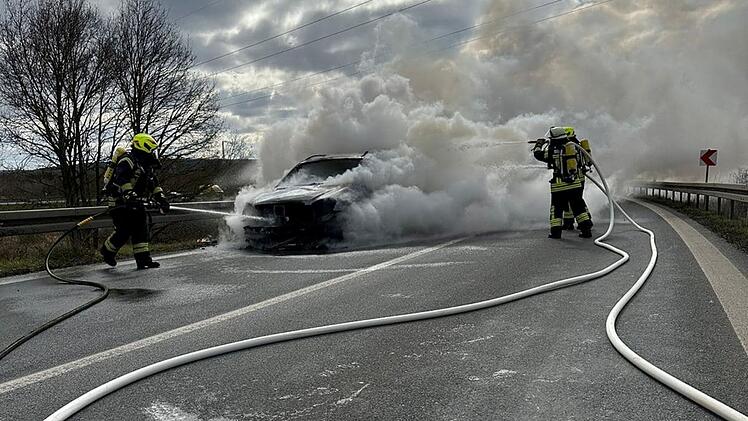 A73 bei Buttenheim: Feuerwehr muss brennendes Auto auf löschen
