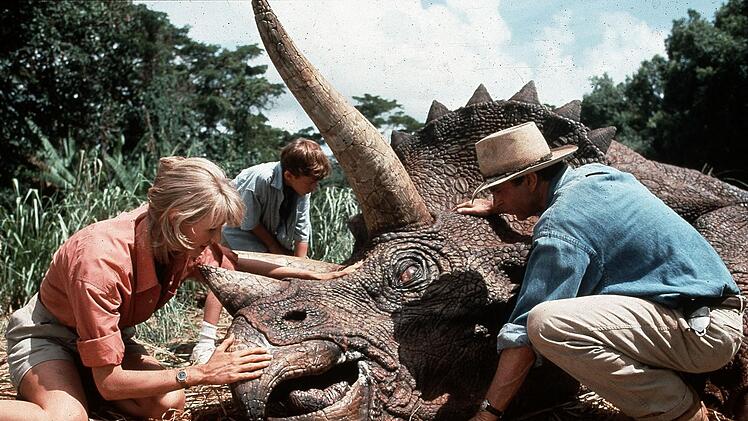 Dr. Sattler (Laura Dern) und Dr. Grant (Sam Neill) erleben die fantastische Welt des Dinoparks.