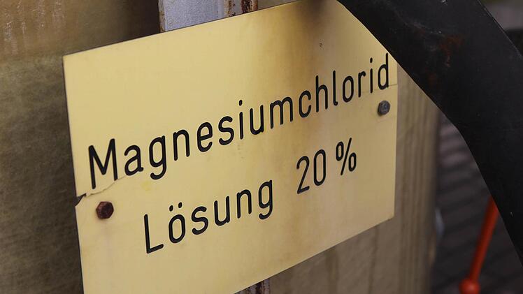 Diese Lösung wird dem Salz auf dem Streuteller beigemischt, dass es auf der Straße haften bleibt.