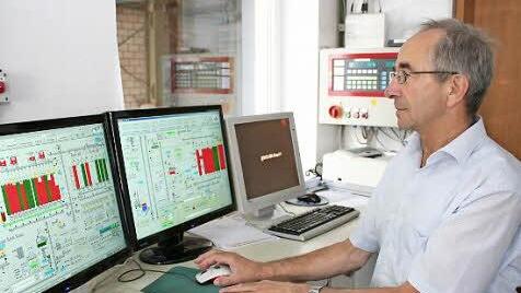 Auch über die Silos und ihre Befüllung gibt der Computer Auskunft. Im Bild Mühlenbesitzer Heinrich Wiesneth. Foto: Evi Seeger