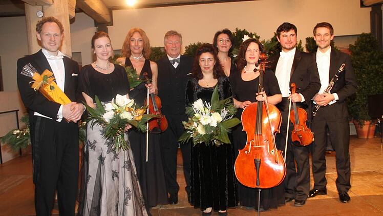 Der Initiator des Benefizkonzertes Roberto Bauer (4 v. li.) und die beiden Solisten des Abends Malte Müller und Silke Winkler (li.) mit dem Schloss Schönbrunn Ensemble Wien.
