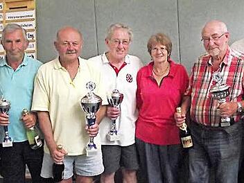Die teilnehmerstärksten Wandergruppen wurden ausgezeichnet. Im Bild (von links) Vorsitzender Uwe Ossmann, Klaus Berthold (Heubsch), Oswald Herr (Küps), Günter Kaim (TSV Weißenbrunn), IVV-Vorsitzende Betty Berdami, Wilfried Fochler (Heroldsberg), Bürgermeister Egon Herrmann und Harry Kießling (Schwarzenbach/Saale) Foto: Dieter Wolf