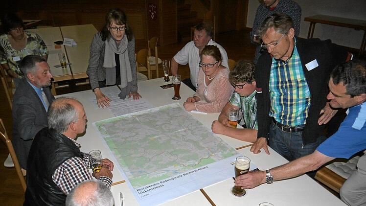 Noch ist der Plan zum Radwegenetz in der Baunachregion leer, aber bald wird er sich gef&uuml;llt haben mit den Ideen der Teilnehmer der Arbeitsgruppe. Foto: Klemens Albert