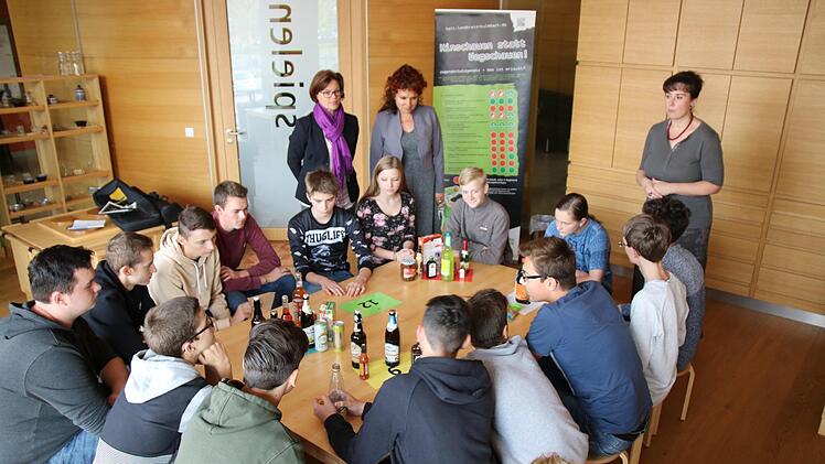 Janet Richter (hinten, rechts) informiert die Schüler über das Jugendschutzgesetz. Annika Fischer